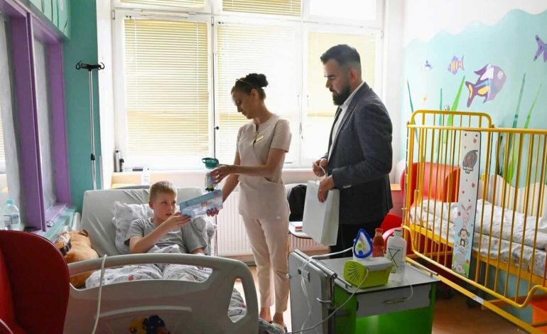 Władze powiatu z wizytą u małych pacjentów lęborskiego szpitala [ZDJĘCIA]