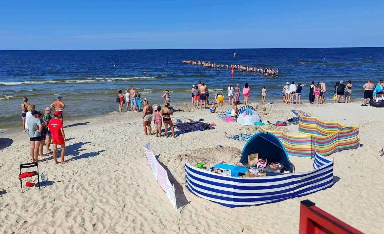  Zaginięcie 12-latki na plaży w Łebie. Plażowicze utworzyli „łańcuch życia”