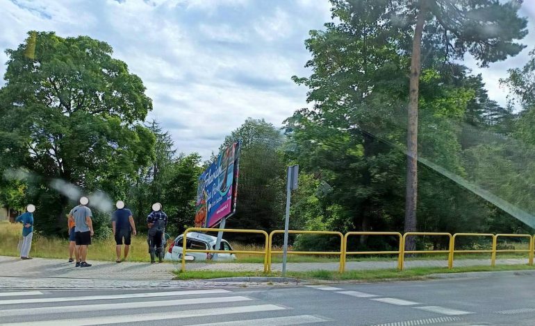  W Steknicy samochód uderzył w baner reklamowy