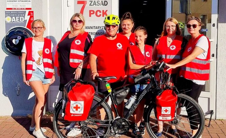  Przemierza Polskę na rowerze i promuje PCK. Janusz Kobyłka odwiedził Lębork