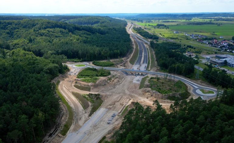  Na budowie drogi ekspresowej S6 w okolicach Lęborka postęp prac wynosi już prawie 60 proc.! [ZDJĘCIA z DRONA]