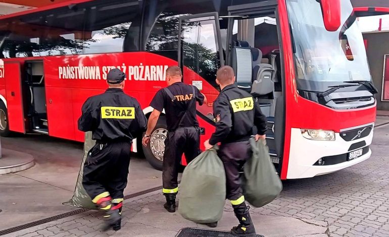 Strażacy z Lęborka wspierają działania na terenach objętych powodzią [ZDJĘCIA]