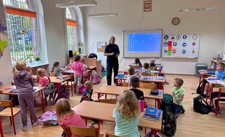 Policjantki odwiedziły uczniów w Lęborku i Łebuni. Opowiadały o bezpiecznej drodze do szkoły