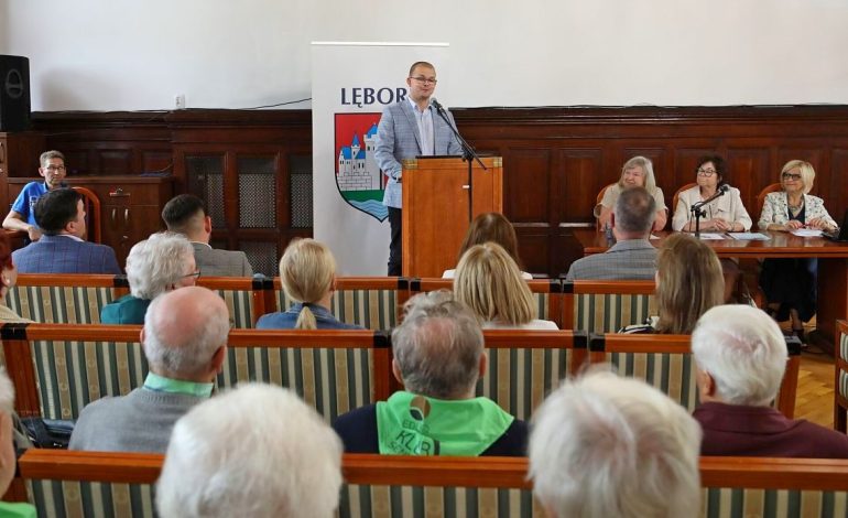  Jarosław Litwin: „Seniorzy chcieliby więcej ławek w Lęborku. To jest do zrobienia i robimy to” [ZDJĘCIA]