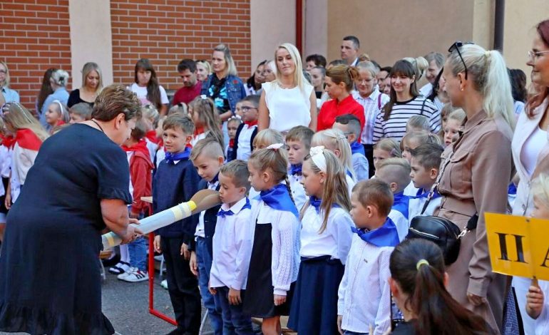 Wybrzmiał pierwszy dzwonek. Rozpoczęcie roku szkolnego w lęborskich szkołach [ZDJĘCIA]