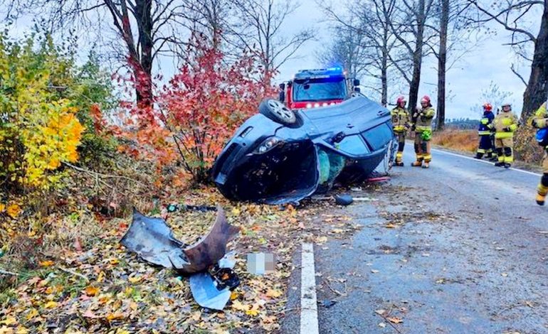 Groźny wypadek! Samochód uderzył w drzewo. 21-latek ledwo uszedł z życiem