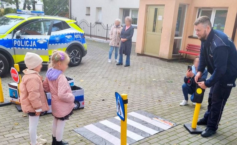  Lęborscy policjanci przypomnieli najmłodszym o zasadach bezpieczeństwa