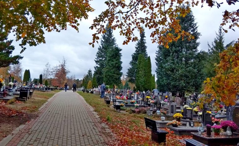 W piątek Wszystkich Świętych. Przypominamy, jak dojechać na cmentarz w Lęborku