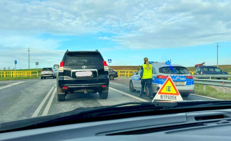  Groźnie zderzenie dwóch aut w Charbrowie. Ford focus zderzył się z bmw [ZDJĘCIA]