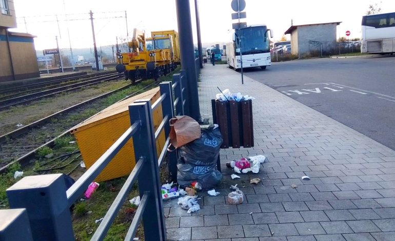  Sterty śmieci witają podróżnych na Lęborskim Węźle Przesiadkowym [ZDJĘCIA]