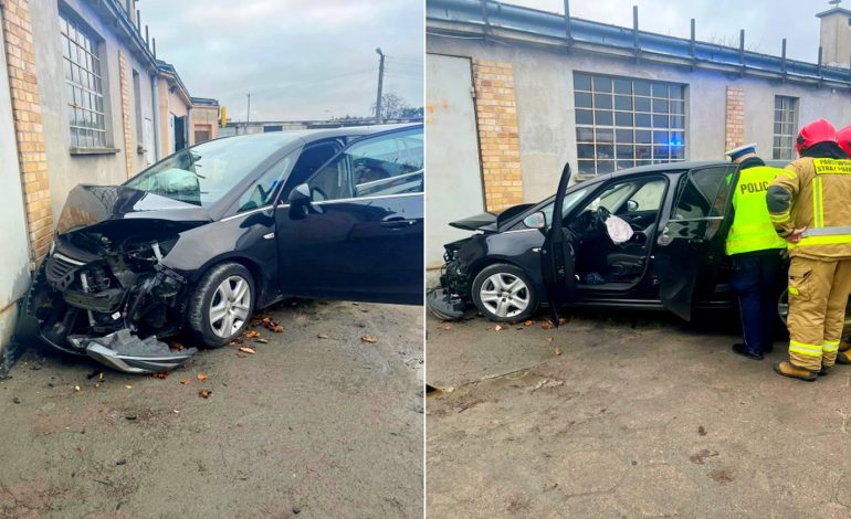  Samochód uderzył w budynek na ul. Abrahama w Lęborku