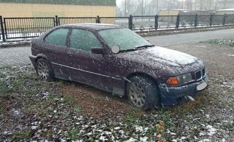 Stare bmw zalega na parkingu przy ul. Mieszka I w Lęborku. Co na to straż miejska i policja? [ZDJĘCIA]