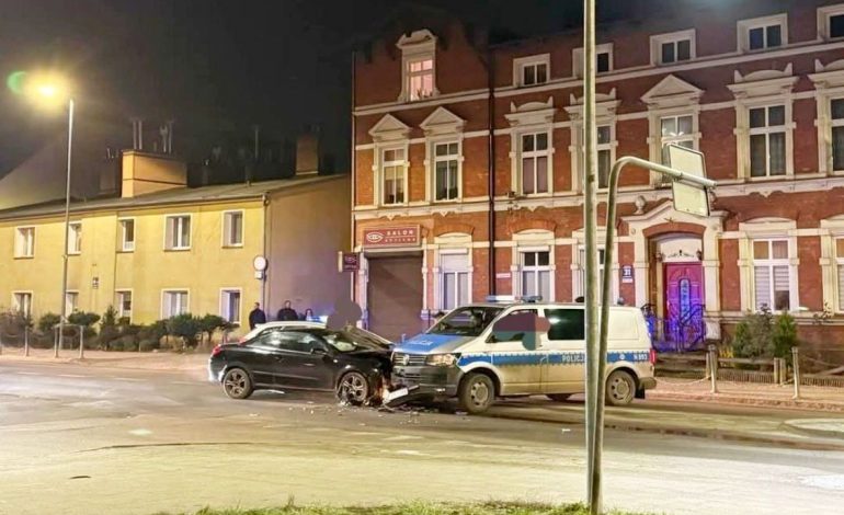 Radiowóz zderzył się z osobówką na ul. Zwycięstwa w Lęborku. Winny policjant