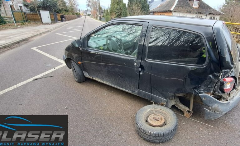 Kolizja w Nowej Wsi Lęborskiej. Z renault twingo odpadło koło