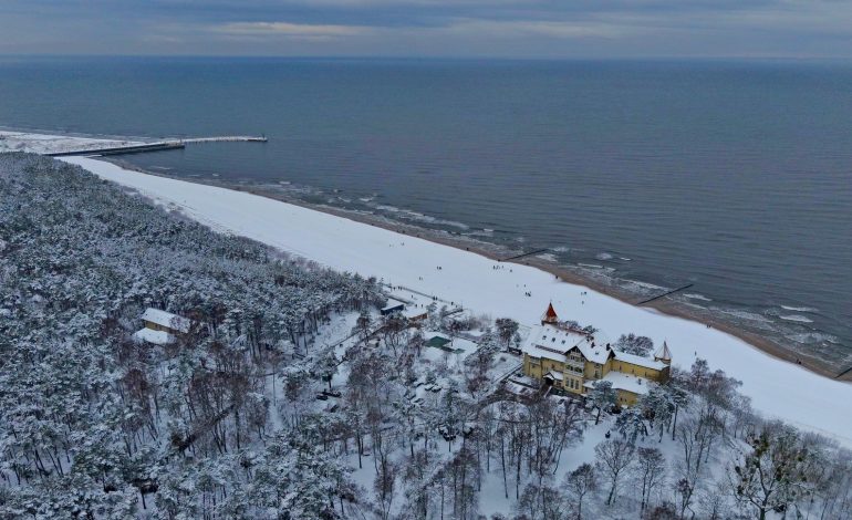 Plaża w Łebie pokryta śniegiem [ZDJĘCIA z DRONA]